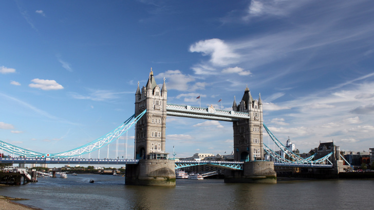 Tower Bridge - London Travel Guide - Mahlow the Greyhound