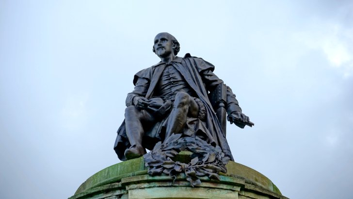 William Shakespeare Statue - Stratford-upon-Avon Travel Guide